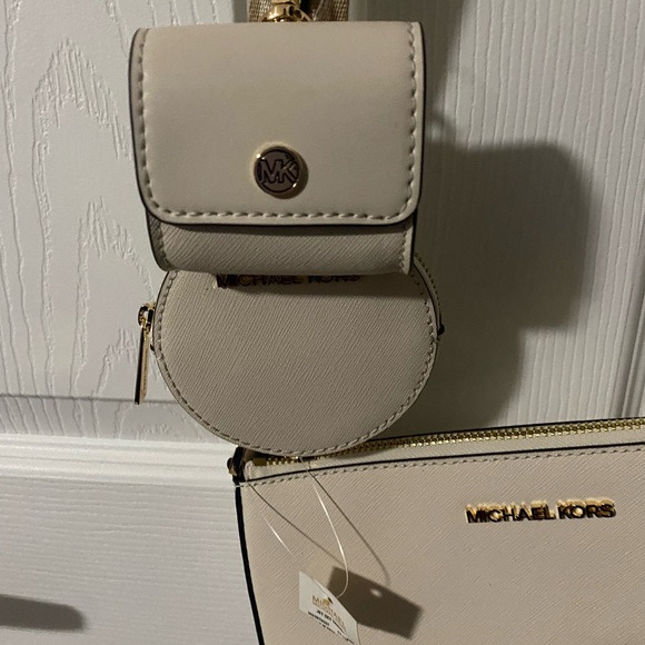 BMWT- Michael Kors Jet Set Tech Crossbody Bag in Saffiano Leather - light cream - Picture 6 of 11